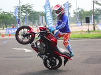 Memulai aksinya, stunt rider Wawan Tembong melakukan aksi wheelie. Satu roda motor diangkat ke atas. (Dok Yamaha).