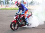Gadis Cantik Berdansa dengan Yamaha V-Ixion