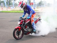 Setelah wheelie, freestyler ternama ini melakukan burn out dengan motor bertenaga 16,59 ps ini. (dok Yamaha).