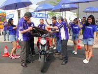 Manajemen Yamaha membuka kain selubung Yamaha V-Ixion Advance. Ada dua versi V-Ixion, yakni varian livery Moto GP atau Movistar Edition dibanderol Rp 24,65 juta. Sementara untuk varian standar dihargai Rp 24,25 juta. (dok Yamaha Indonesia).