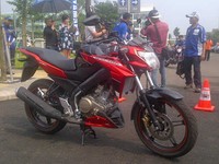Adapun fitur baru yang ditanam di V-Ixion Advance adalah desain lampu utama yang baru, rear fender lebih pendek, new gold cover crank case, standar emisi Euro3, cool under cowl, double layer air scoop, serta emblem New V-Ixion 3D. (Foto Arif Arianto).