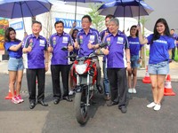 Manajemen Yamaha berpose dengan V-Ixion Advance. Varian livery Moto GP diproduksi sebanyak 18.000 unit. Sedangkan yang varian standar 200.000 hingga akhir tahun ini. (dok Yamaha Indonesia).