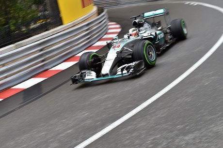 Diganggu Hujan, Hamilton Masih Jadi yang Tercepat