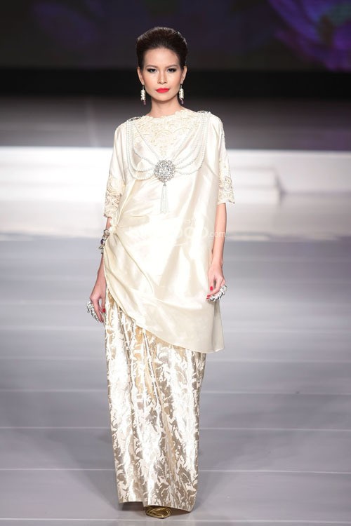 Adjie Notonegoro Kebaya Nusantara. Jakarta Fashion & Food Festival 2015 at Ballroom Harris Hotel. Kelapa Gading. Jakarta. [Foto: Mohammad Abduh/Wolipop]