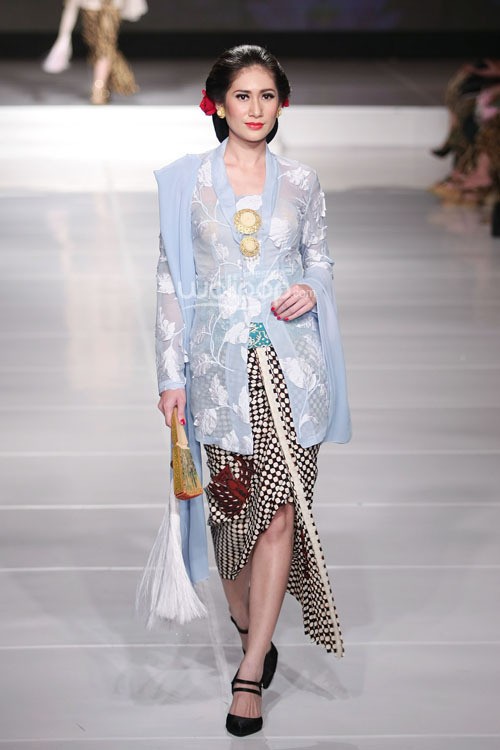 Adjie Notonegoro Kebaya Nusantara. Jakarta Fashion & Food Festival 2015 at Ballroom Harris Hotel. Kelapa Gading. Jakarta. [Foto: Mohammad Abduh/Wolipop]