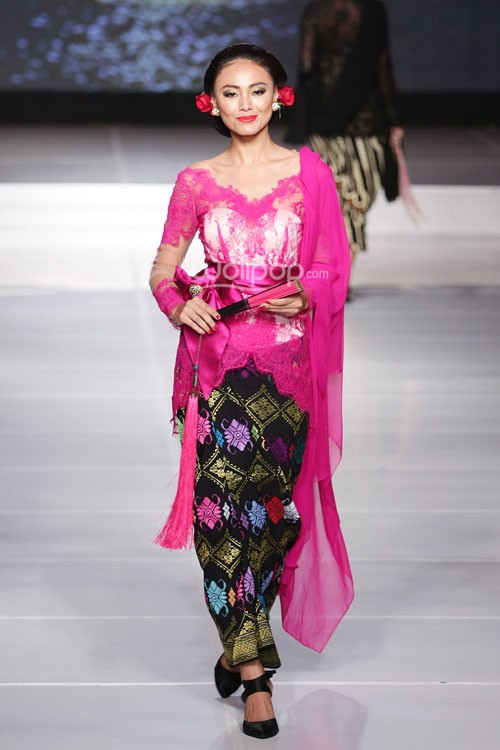 Adjie Notonegoro Kebaya Nusantara. Jakarta Fashion & Food Festival 2015 at Ballroom Harris Hotel. Kelapa Gading. Jakarta. [Foto: Mohammad Abduh/Wolipop]