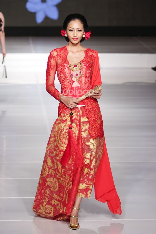 Adjie Notonegoro Kebaya Nusantara. Jakarta Fashion & Food Festival 2015 at Ballroom Harris Hotel. Kelapa Gading. Jakarta. [Foto: Mohammad Abduh/Wolipop]