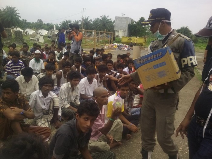 Imigran yang Ditampung di Aceh Timur Diberi Peralatan Mandi