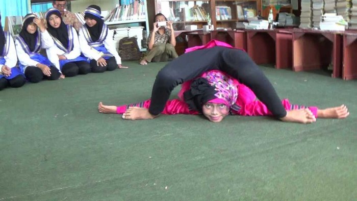 Dont Try This at Home, Tubuh Sekar Bisa Ditekuk Seekstrem ini