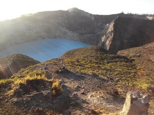 Misteri Di Balik Indahnya Matahari Terbit di Danau Kelimutu Ende NTT