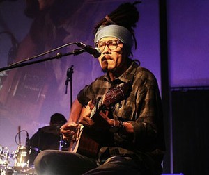 Gitaris Navicula/Dialog Dini Hari Siap Gelar Konser Dua Senja Pohon Tua