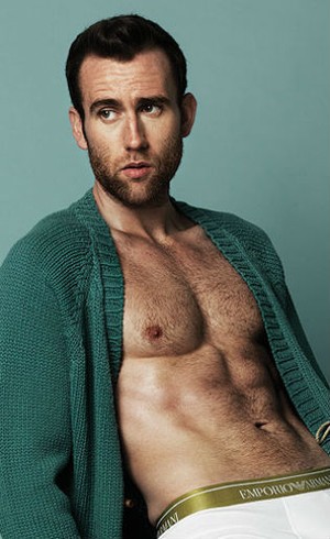 Hot! Pemeran Neville Longbottom di Harry Potter Pose Pamer Perut Six Pack