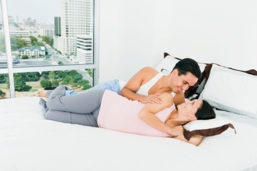 Tak Perlu Khawatir, Penetrasi Saat Bercinta Tak Akan Bahayakan Janin Kok