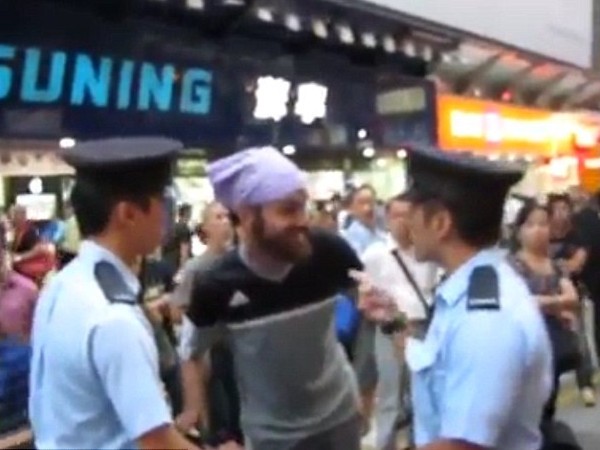 Ketika Turis Adu Bacot dengan Polisi Hong Kong