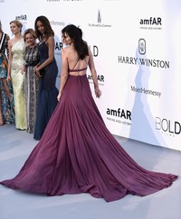 Detail beckless serta rok menyapu lantai yang dramatis membutanya tampil mencuri perhatian. Ian Gavan/Getty Images/detikFoto.