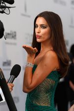Lekuk Tubuh Irina Shayk Bak Gitar Spanyol