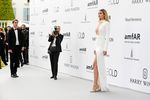 Si Seksi Gigi Hadid Ekspos Belahan Dada di amfAR 2015