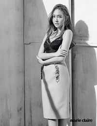 Jessica lebih berani dalam mengekspos kemolekan tubuhnya dalam balutan busana kasual dan minim. (Dok. Marie Claire Korea)