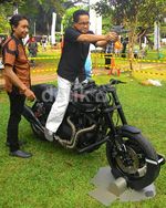 Pecinta Harley-Davidson Salurkan Hobi Tembak
