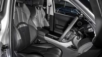Di bagian dalamnya, bangku depan dan belakangnya dihiasi kulit hitam berpori dengan jahitan kontras. Tak ketinggalan empat sandaran tangan di bagian pintu dan aspek dashboard yang menambah kesan gagah pada bagian interior mobil ini. Pool/Dok. Kahn Design.