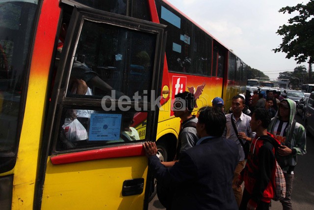 PT TransJakarta: 1 Pemotor Tertimpa Roda Belakang Bus TransJ yang Terlepas