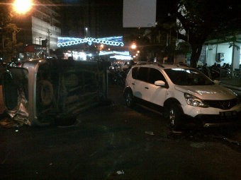 Ugal-ugalan, Xenia yang Disopiri ABG Mabuk Ini Terguling di Tugu Muda Semarang