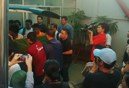 Lagu Darah Juang Berkumandang Antar Jenazah Jopi Diautopsi