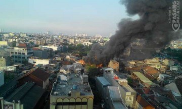 Ini Penampakan Api yang Lahap Rumah di Samping Terminal Senen