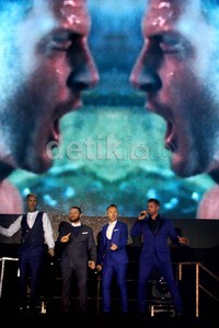 Membawa full band dengan satu backing vokal wanita, Boyzone naik panggung dengan setelan jas berwarna biru. Akew/detikHOT.