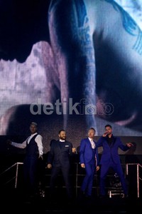 Memang bukan koreografi enerjik seperti halnya boyband KPop SHINee di 'Dream Girl', namun penampilan Boyzone jelas menghibur. Akew/detikHOT.