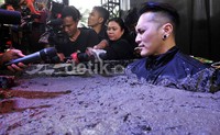 Demian dipendam hingga bagian dada. Hanya dari leher dan bagian kepala yang terlihat. Noel/detikHOT.