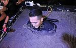 Demian Dikubur Hidup-hidup
