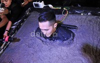 Hari ini, jam digital dipanggung sudah menunjukkan 25.25. Artinya 25 jam lebih 25 menit sudah Demian bertahan dalam adonan semen. Noel/detikHOT.