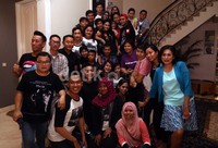 Suasana nobar itu pun berlangsung sangat hangat. KD sangat akrab bersama para penggemarnya.