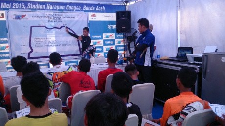 Florianus Roy Berbagi Ilmu kepada Para Pebalap Pemula