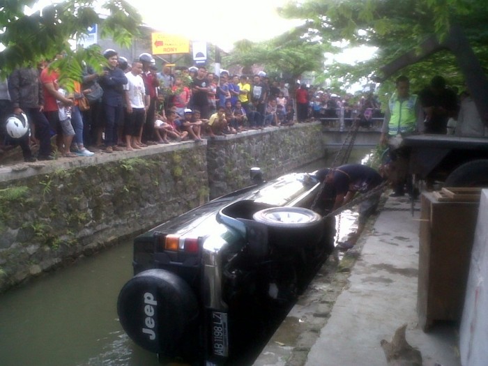 Terjun ke Selokan Mataram Yogya, Nissan Terrano ini Jadi Tontonan