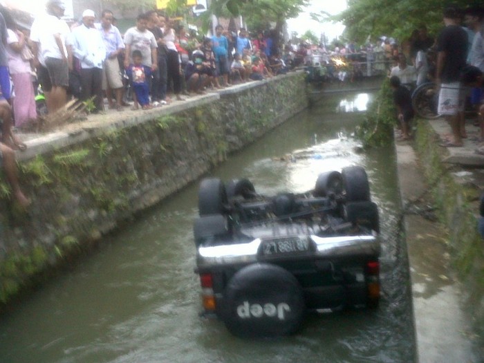 Nissan Terrano yang Terjun ke Selokan Mataram Yogya Dikemudikan Mahasiswa