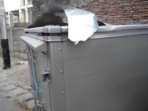 Proyek Mepet ke Permukiman, Ini Besi yang Jatuh Menimpa Mobil Warga Tebet