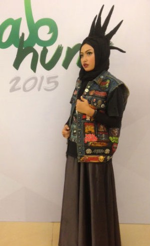 Gaya Eksentrik Hijabers Bandung, Tampil Gothic dengan Hijab Mohawk
