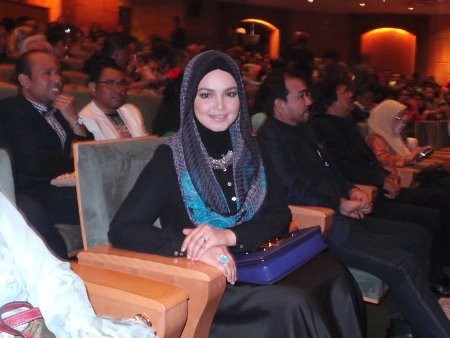 Konser Dua Hari, Rossa Dapat Pujian dari Siti Nurhaliza