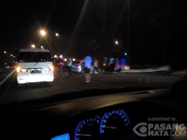 Mercy Tabrak Pembatas Jalan di KM 35 Tol JORR Arah Cilandak