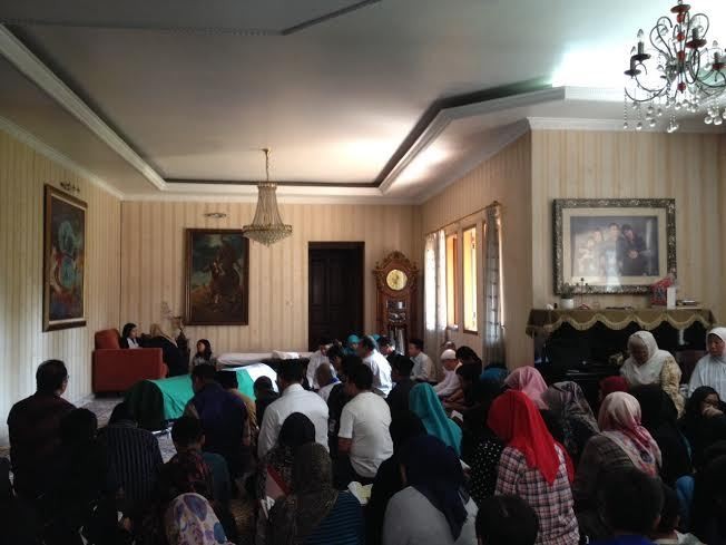 Jenazah Istri Yudi Latif Tiba di Rumah Duka, Menag Lukman Pimpin Salat Jenazah