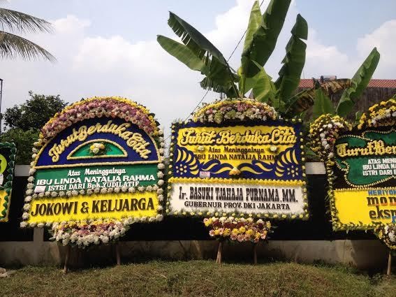 Karangan Bunga Jokowi dan Ahok untuk Istri Yudi Lutif