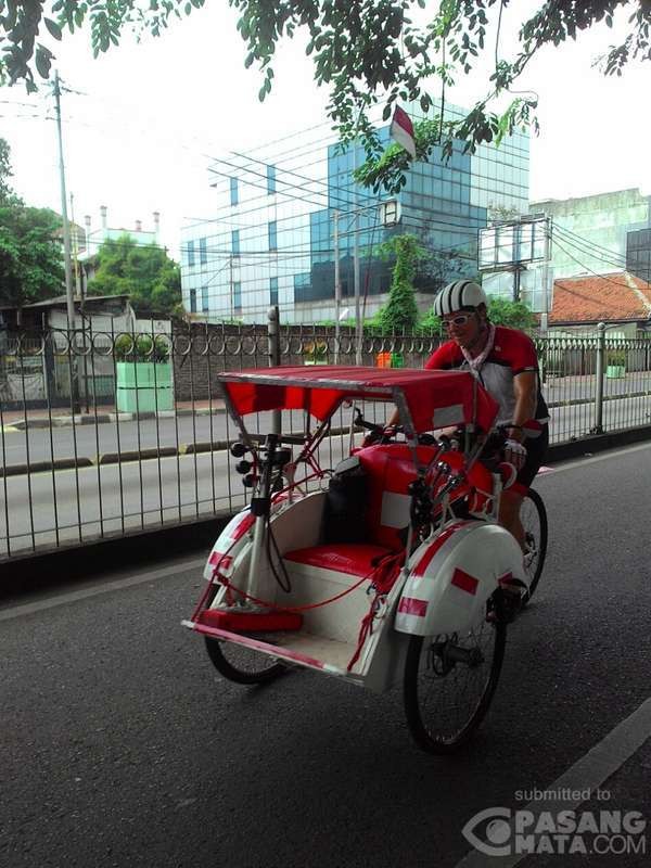 Gowes Becak di Jatinegara, Bule ini Jadi Pusat Perhatian Pengendara