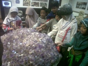 Bocah-bocah Ini Terkagum-kagum Melihat Batu Kecubung Raksasa di Museum Geologi