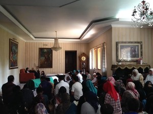 Jenazah Istri Yudi Latif Tiba di Rumah Duka, Menag Lukman Pimpin Salat Jenazah
