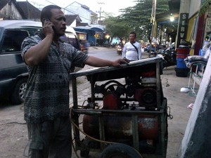 Cerita Lucu Kadiyono saat Kuliah dengan Tangan Berlumur Oli