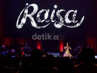 Kendati begitu, suara merdu perempuan kelahiran 6 Juni 1990 itu menjadi daya tarik yang begitu kuat.