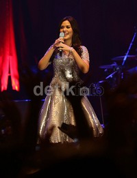 Total sekitar 19 lagu dibawakan Raisa dari lebih satu setengah jam penampilannya.