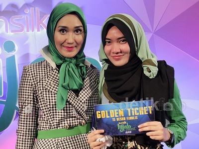 Dian Pelangi Berikan Golden Ticket ke Peserta Sunsilk Hijab Hunt Asal Bandung